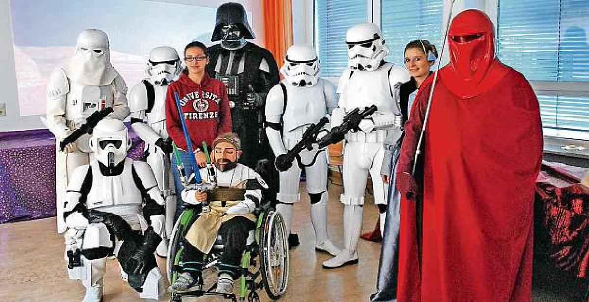 Voll kostümiert präsentieren sich Mitglieder des Star-Wars-Fanclubs in der „Sterneninsel“. FOTO: GREDEL